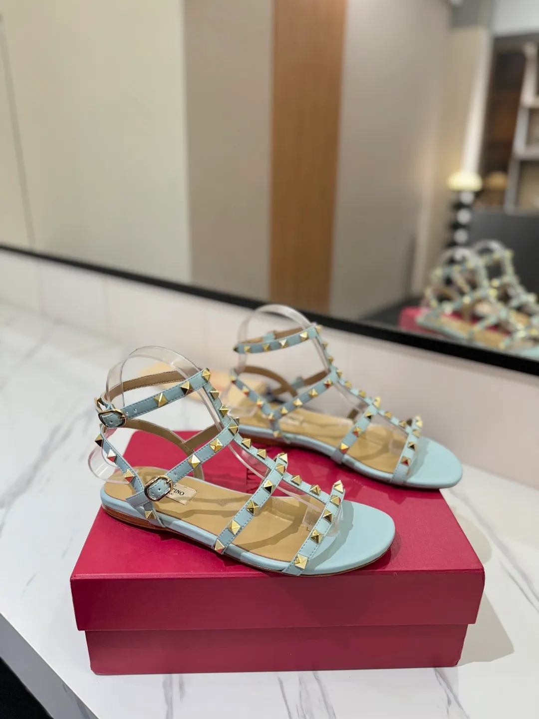👟👟Ex-factory price 520👟👟 Valentino/Valentino rivet VT classic ankle-wrap rivet sandals, timeless 🆕 deeply rooted in people's hearts❤️A must-have item that never goes out of style🫰top replica! The side curves are perfect, the original molded custom-made rust-free rivets, and the textured hardware bring out a full sense of high-end, giving you a genuine foot feel! The first choice for high-end customers❤️ [Material] Upper: Original imported customized cowhide Inner lining: Original imported goatskin Outsole: Imported pearlescent leather outsole Code number: 35-39 [34, 40, 41, 42 are custom-made and cannot be returned or exchanged]